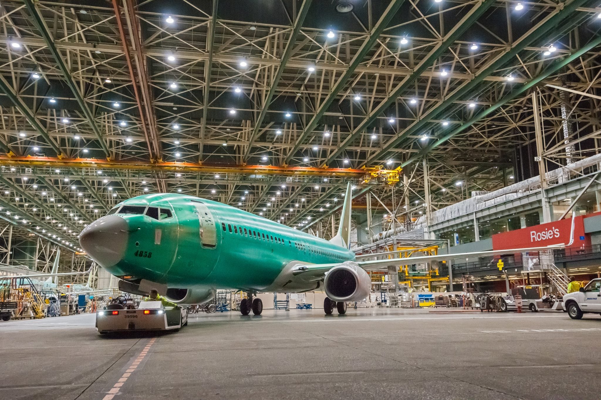 Самый выпускаемый самолет. Самолет Боинг 737спирид. Производство самолетов в США. Завод по производству самолетов снаружи. Boeing 767 Сборочная линия.