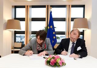 Commissioner Violeta Bulc with Richard Deakin Signing the alliance agreement