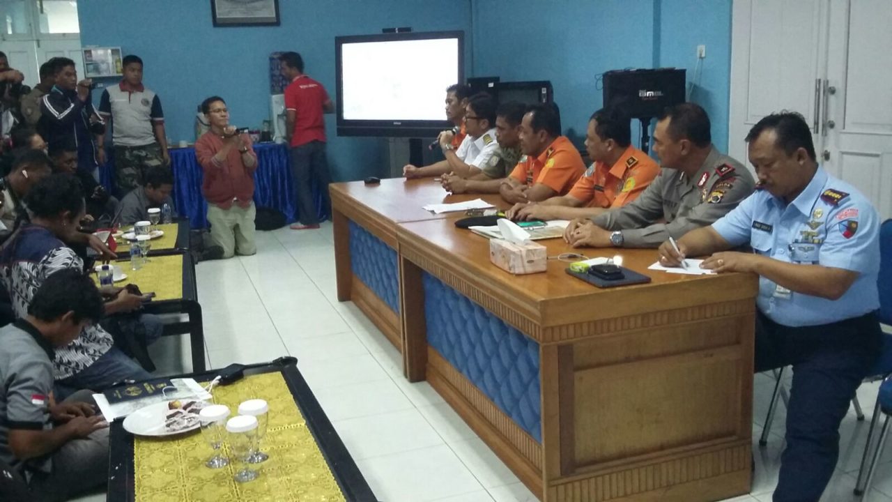 Officials from Indonesia’s National Search and Rescue Agency (Barnsas) share details of the search and rescue operation for the Trigana Air Service ATR at a press conference